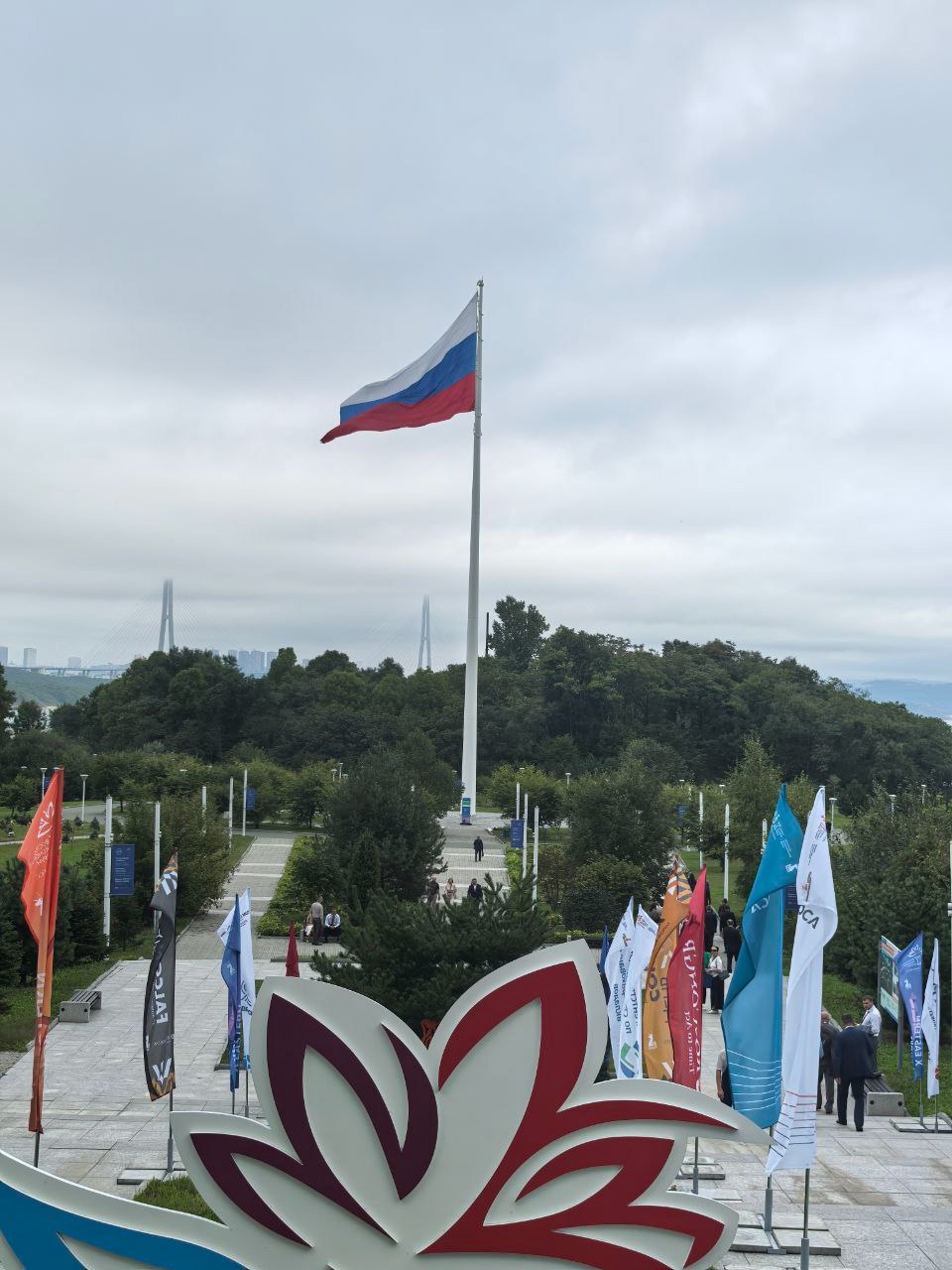 Министр строительства и ЖКХ РФ Ирек Файзуллин посетил экспозицию X Восточного экономического форума