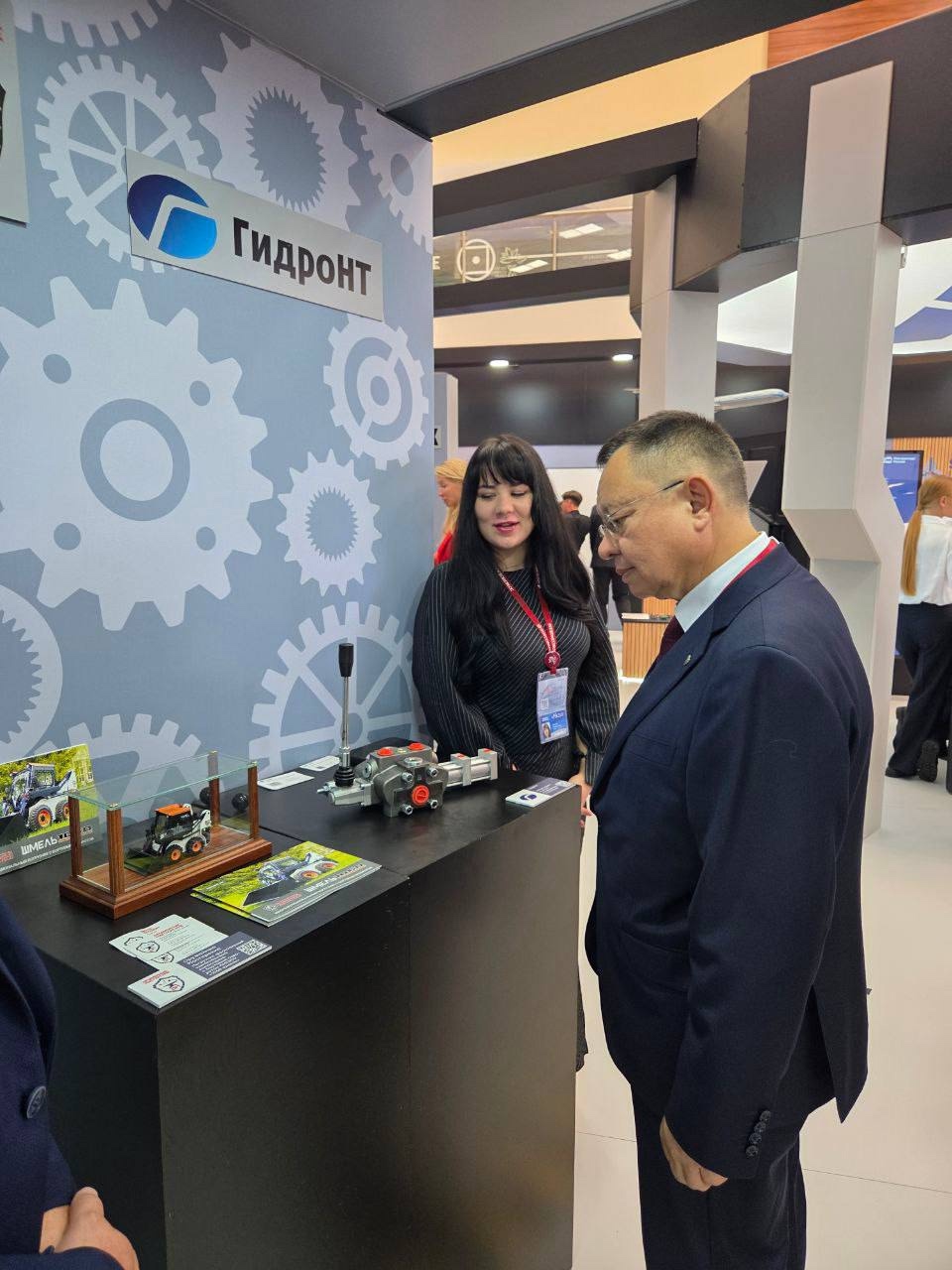 Министр строительства и ЖКХ РФ Ирек Файзуллин посетил экспозицию X Восточного экономического форума