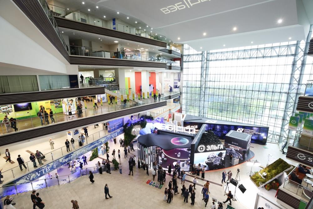 Министр строительства и ЖКХ РФ Ирек Файзуллин посетил экспозицию X Восточного экономического форума