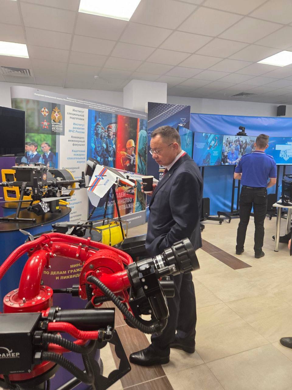 Министр строительства и ЖКХ РФ Ирек Файзуллин посетил экспозицию X Восточного экономического форума