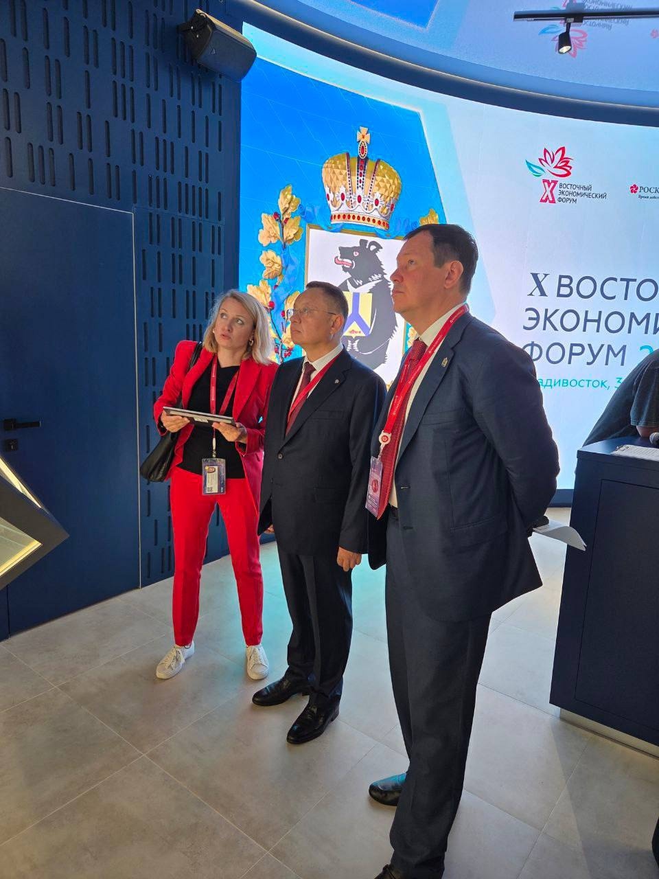 Министр строительства и ЖКХ РФ Ирек Файзуллин посетил экспозицию X Восточного экономического форума