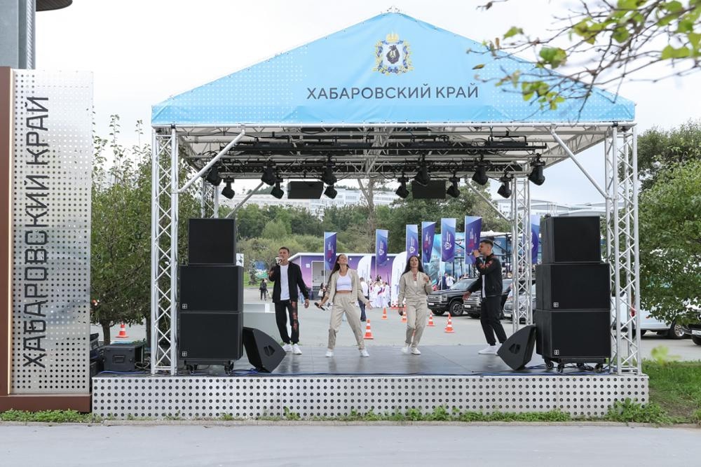 Министр строительства и ЖКХ РФ Ирек Файзуллин посетил экспозицию X Восточного экономического форума