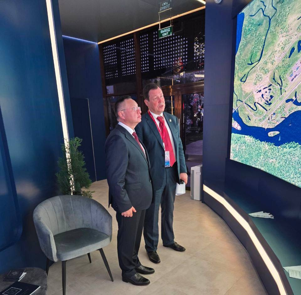 Министр строительства и ЖКХ РФ Ирек Файзуллин посетил экспозицию X Восточного экономического форума