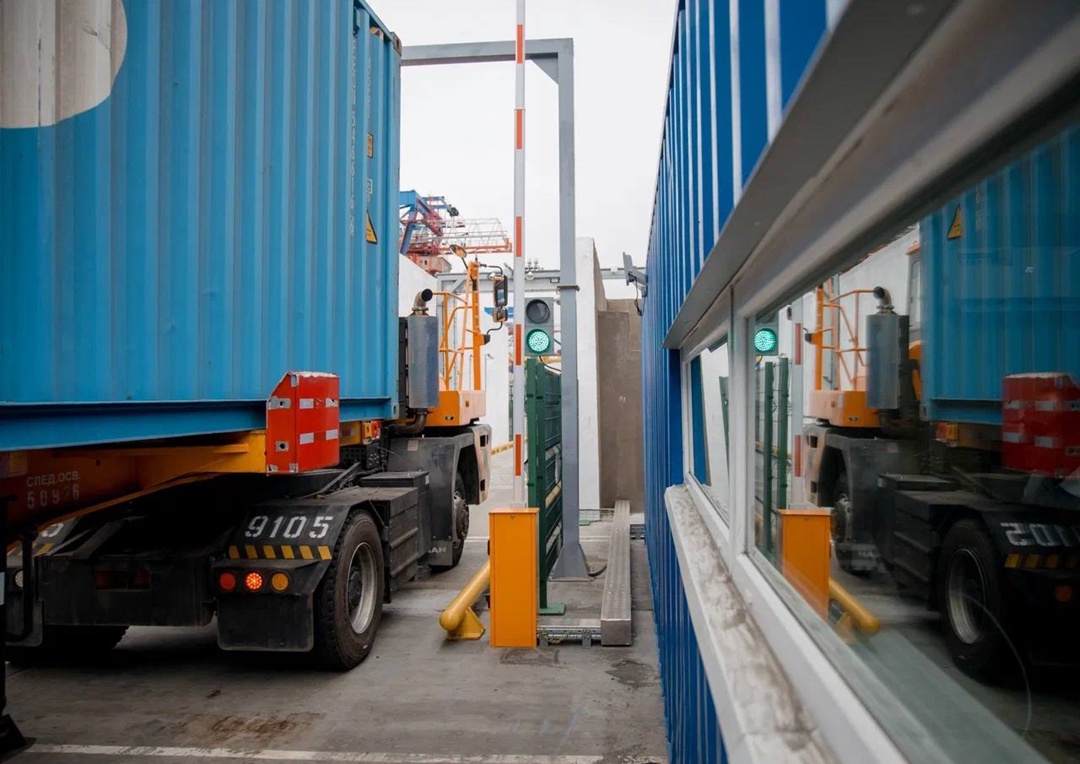 Во Владивостоке начал работу первый в России портальный инспекционно-досмотровый комплекс в морском пункте пропуска через государственную границу