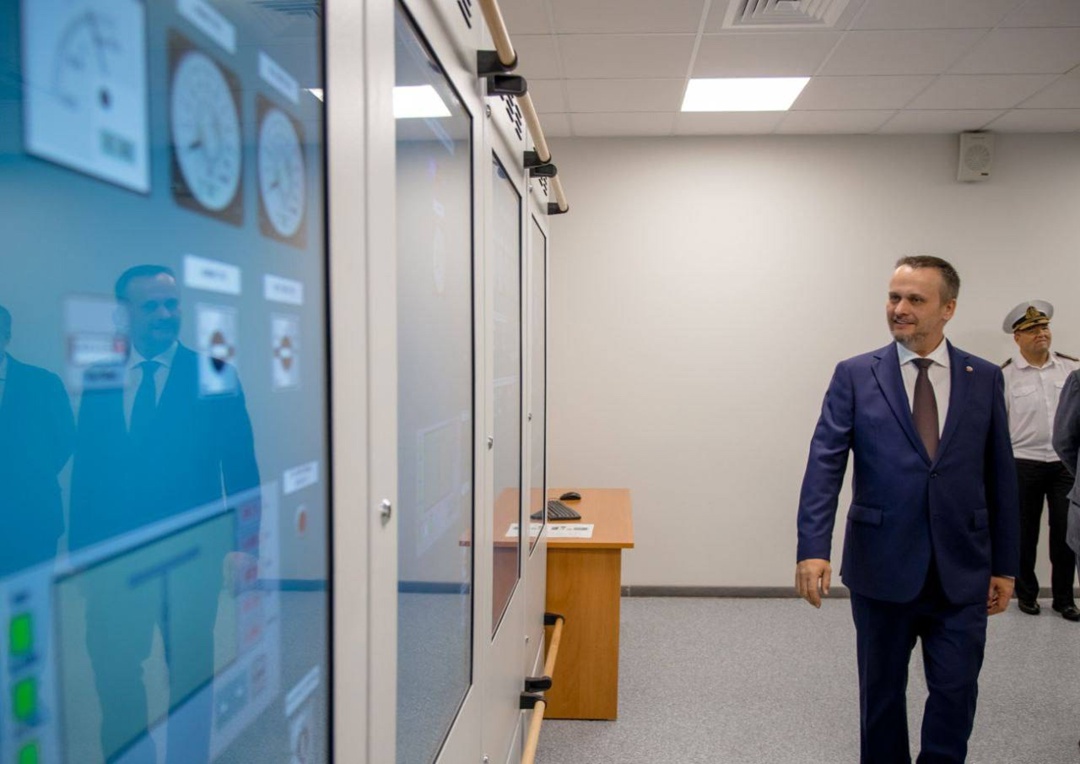 Министр транспорта Андрей Никитин посетил Дальневосточный морской тренажерный центр МГУ имени адмирала Г.И. Невельского