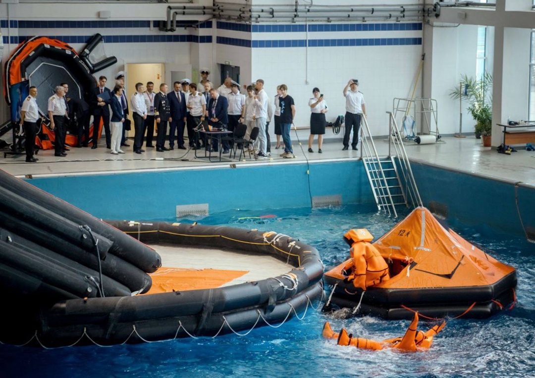 Министр транспорта Андрей Никитин посетил Дальневосточный морской тренажерный центр МГУ имени адмирала Г.И. Невельского