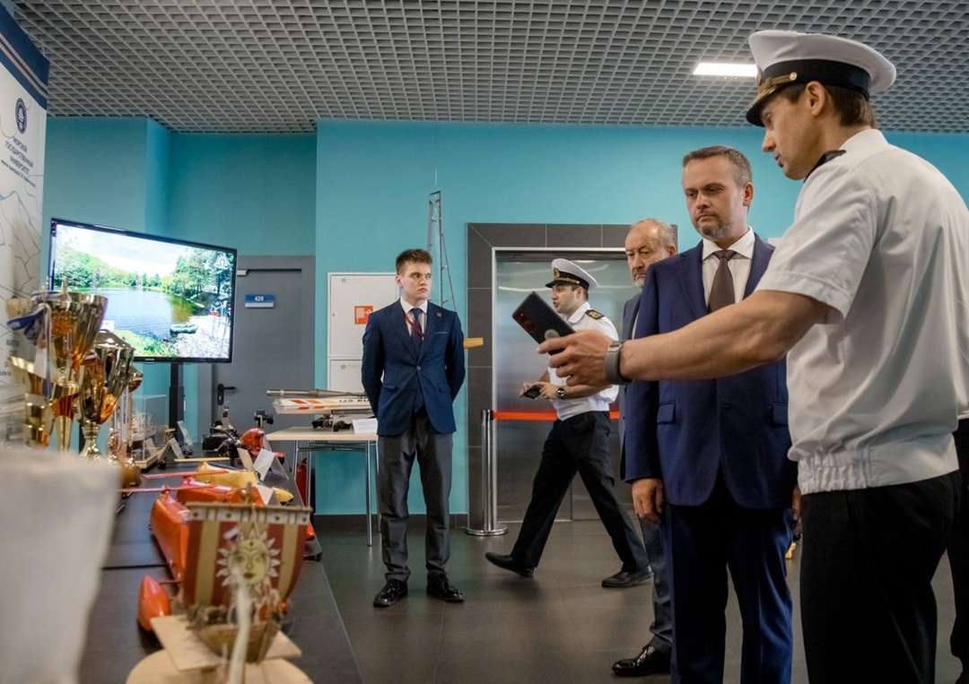 Министр транспорта Андрей Никитин посетил Дальневосточный морской тренажерный центр МГУ имени адмирала Г.И. Невельского