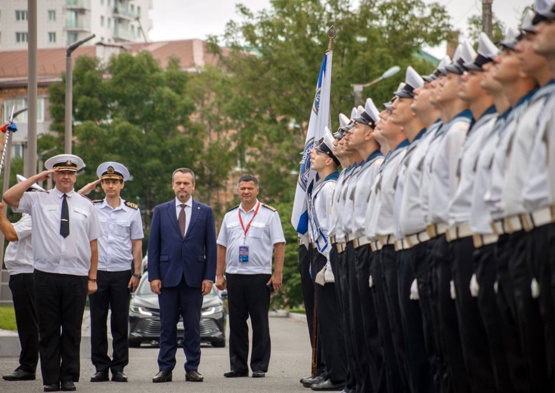 Министр транспорта Андрей Никитин посетил Дальневосточный морской тренажерный центр МГУ имени адмирала Г.И. Невельского