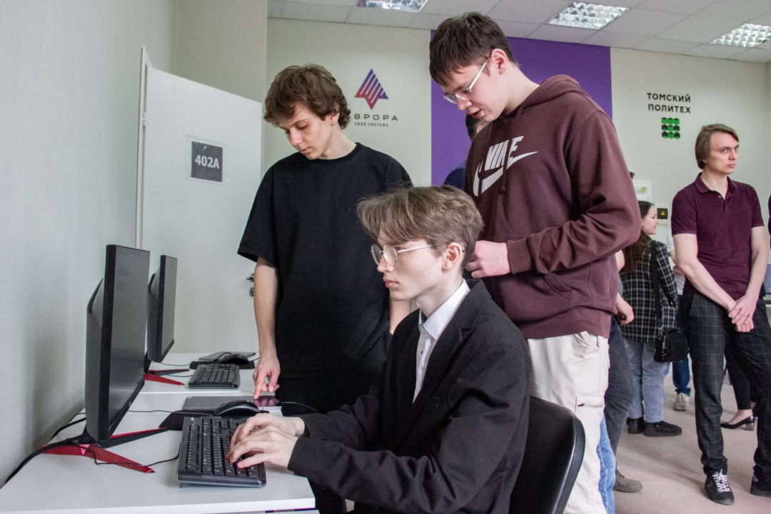 А вы знали, что в ведущих вузах страны открыты специальные Аврора-лаборатории? Это настоящие хабы инноваций, где студенты погружаются в разработку под нашу ОС!