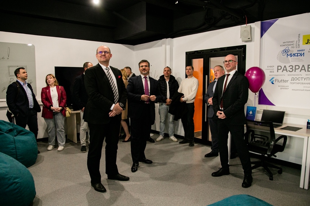 А вы знали, что в ведущих вузах страны открыты специальные Аврора-лаборатории? Это настоящие хабы инноваций, где студенты погружаются в разработку под нашу ОС!