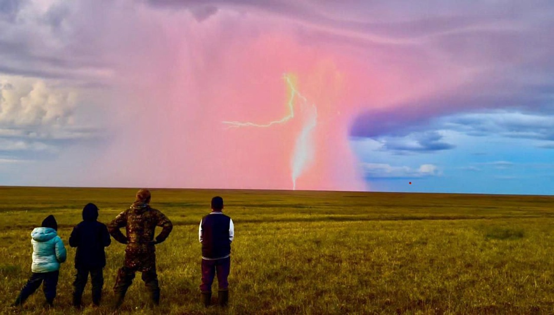 Самая красивая молния Севера! Оленеводы поймали в кадр невероятную грозу