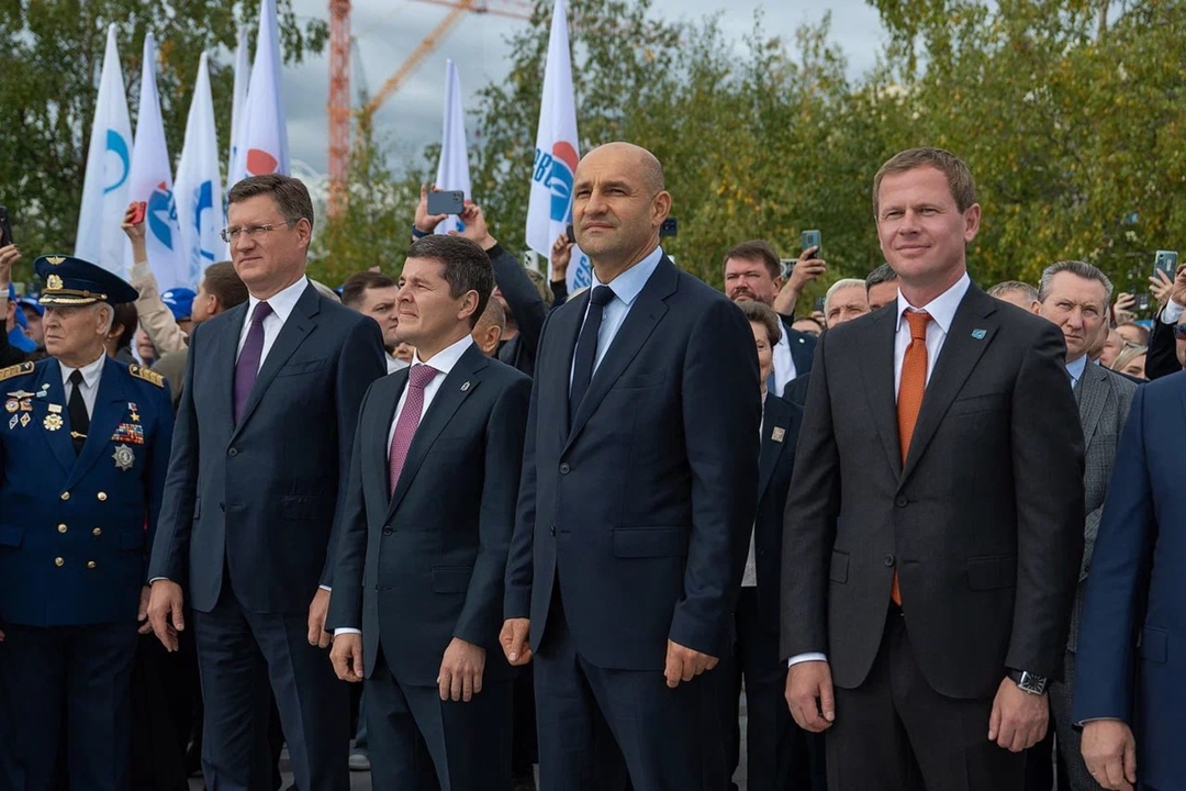 Александр Новак совершил рабочую поездку в Ямало-Ненецкий автономный округ, где принял участие в торжественных мероприятиях по случаю 50-летия Нового Уренгоя.