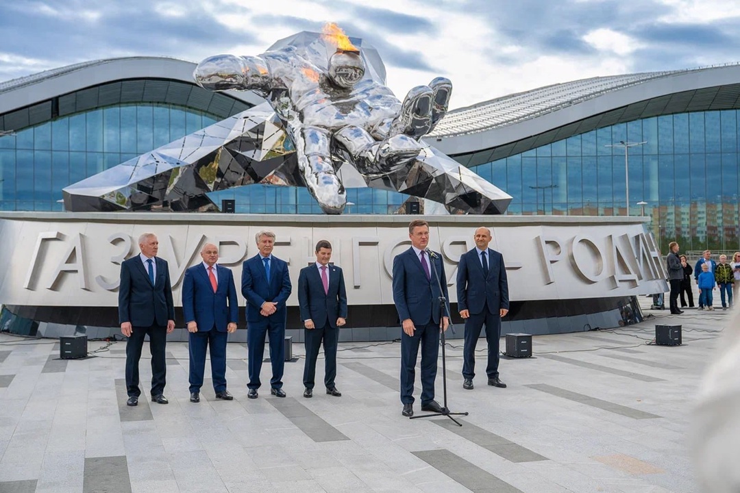 Александр Новак совершил рабочую поездку в Ямало-Ненецкий автономный округ, где принял участие в торжественных мероприятиях по случаю 50-летия Нового Уренгоя.