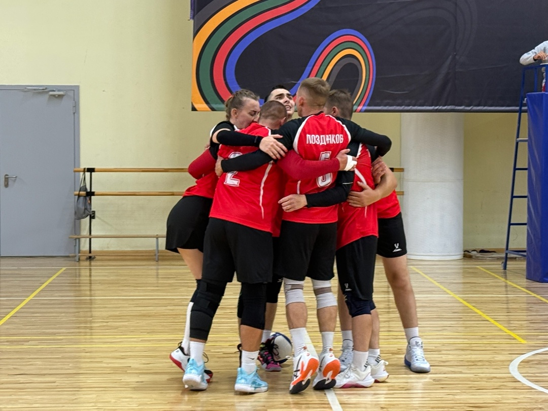 Последний бой он трудный самый. Сборная Мясного бизнеса «Русагро» по волейболу завоевала 2 место. Спортсмены бились каждый матч, вырывая победу у соперников