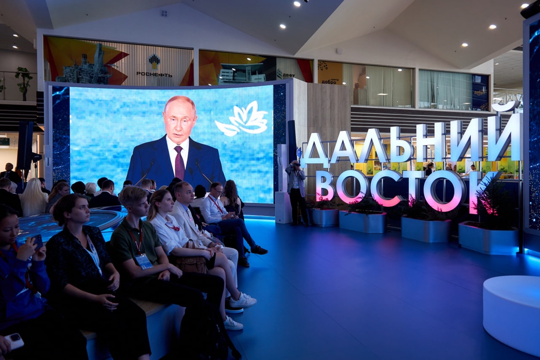 Восточный интенсив: наши 4 дня на ВЭФ-2025