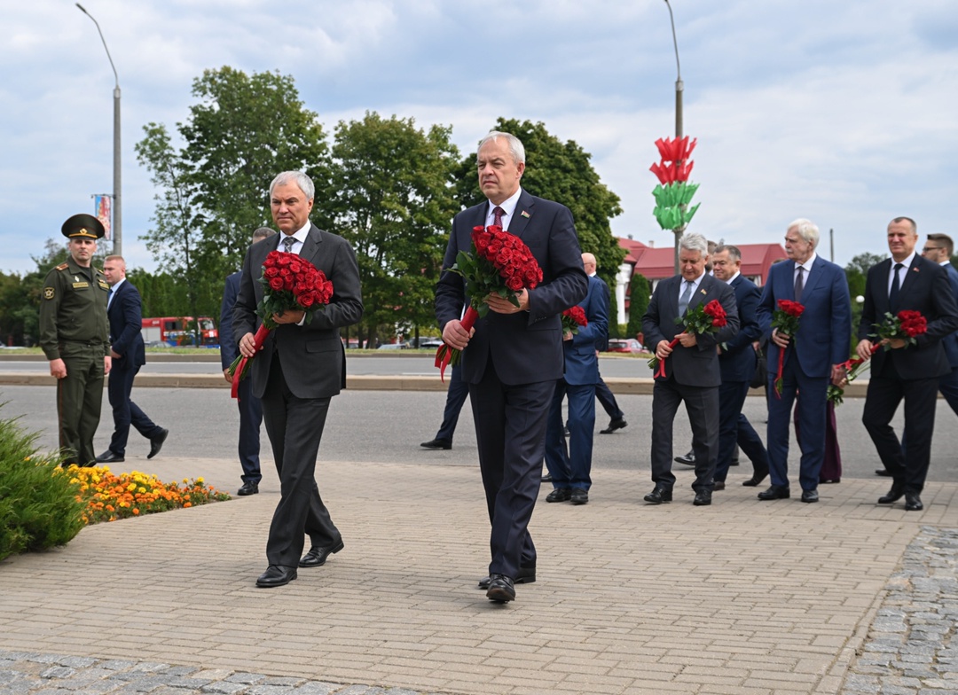Вячеслав Володин и депутаты возложили цветы к памятному камню знаменитому советскому поэту-фронтовику Константину Симонову в мемориальном комплексе «Буйничское…