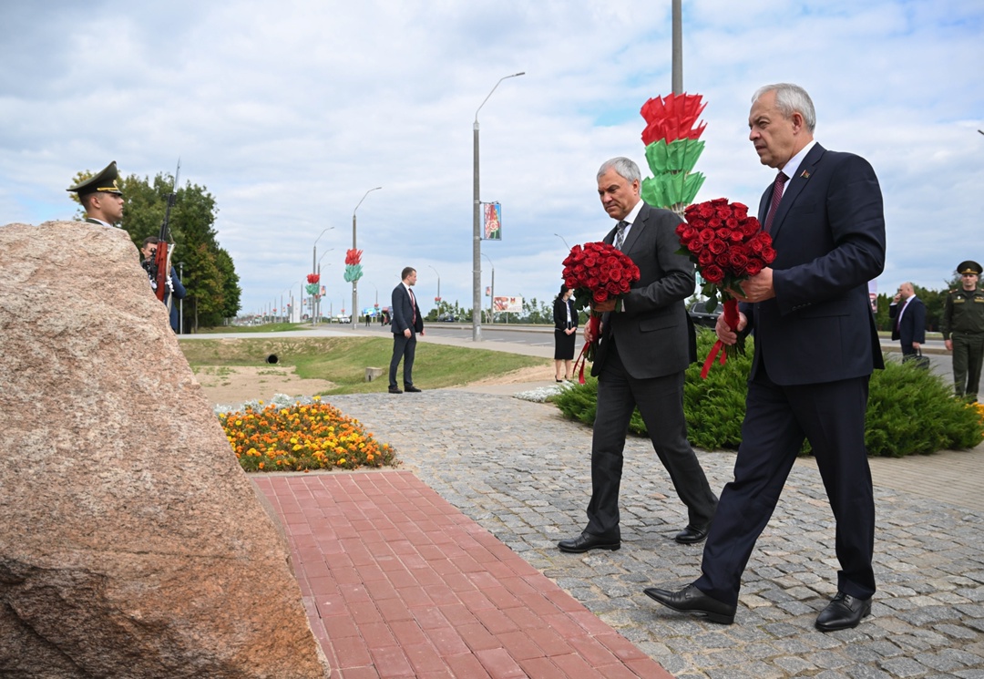 Вячеслав Володин и депутаты возложили цветы к памятному камню знаменитому советскому поэту-фронтовику Константину Симонову в мемориальном комплексе «Буйничское…