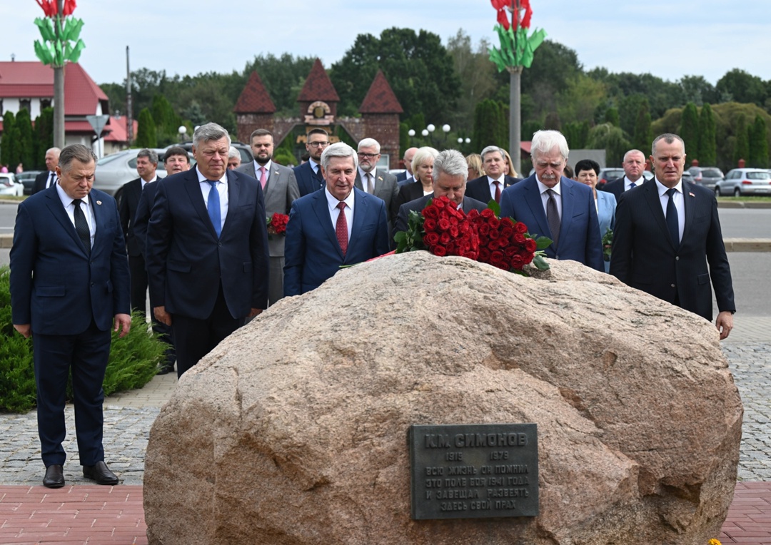 Вячеслав Володин и депутаты возложили цветы к памятному камню знаменитому советскому поэту-фронтовику Константину Симонову в мемориальном комплексе «Буйничское…
