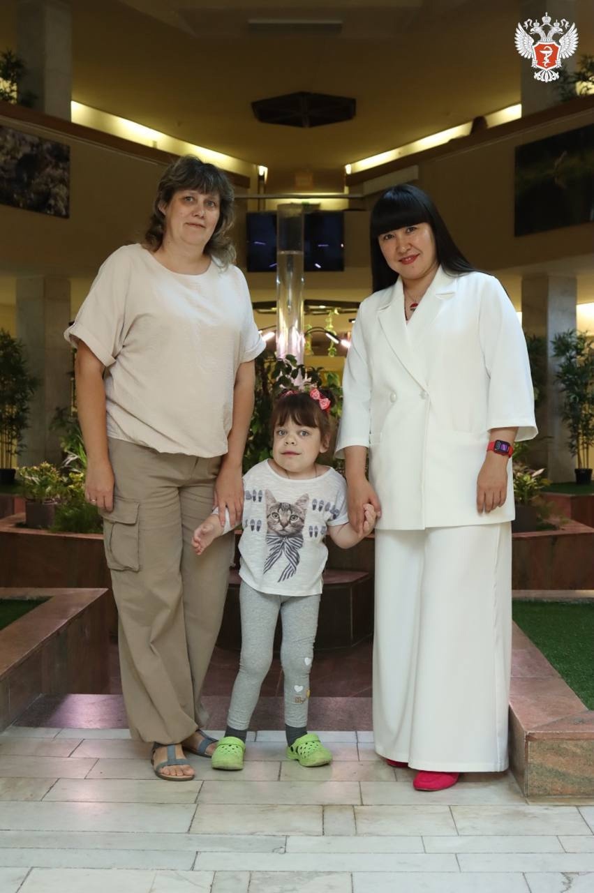 Врачи НМИЦ травматологии и ортопедии им. ак. Г.А. Илизарова Минздрава России помогли девочке с искривлением позвоночника