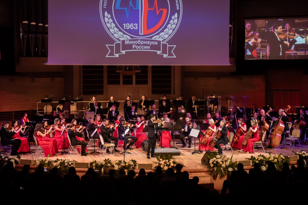 Татьяна Голикова, Валерий Фальков и Михаил Мурашко приняли участие в церемонии вручения студенческих билетов первокурсникам Медицинского университета…