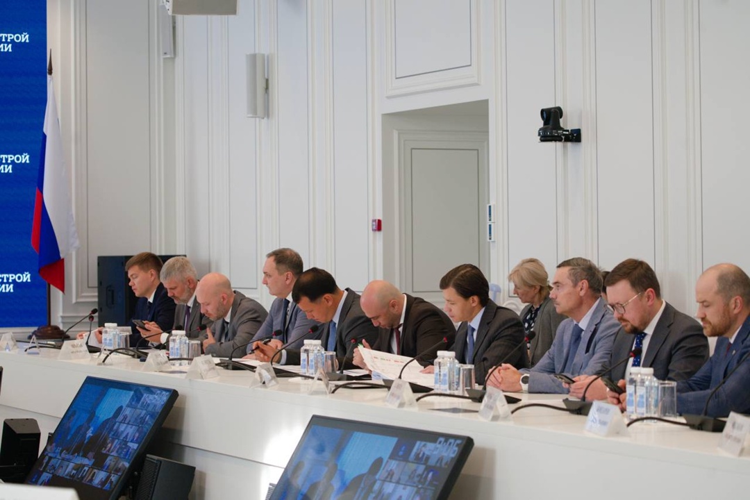 В Минстрое России прошло еженедельное оперативное совещание под председательством Министра строительства и ЖКХ РФ Ирека Файзуллина