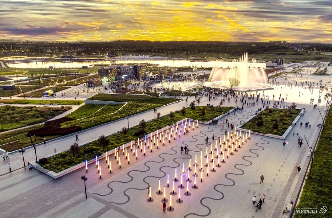 Сентябрь – это всегда немного о новом начале.
Первые прохладные утра, запах мокрой листвы и то самое чувство, будто снова открываешь тетрадь с чистого листа.