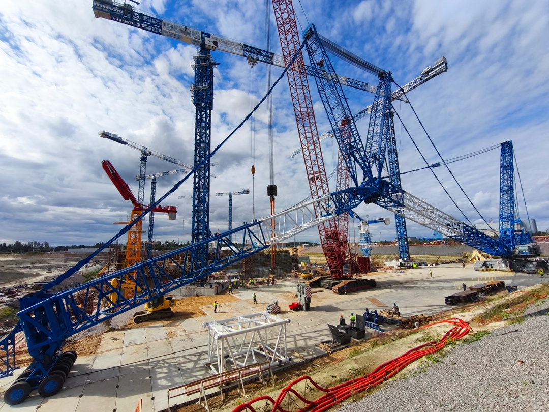 Сборку гигантского гусеничного крана Zoomlion ZCC32000 завершили на площадке строительства новых энергоблоков Ленинградской АЭС-2.