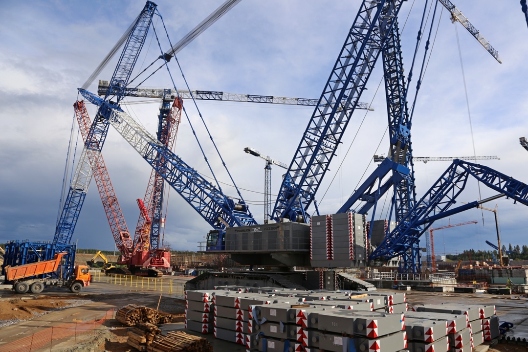 Сборку гигантского гусеничного крана Zoomlion ZCC32000 завершили на площадке строительства новых энергоблоков Ленинградской АЭС-2.