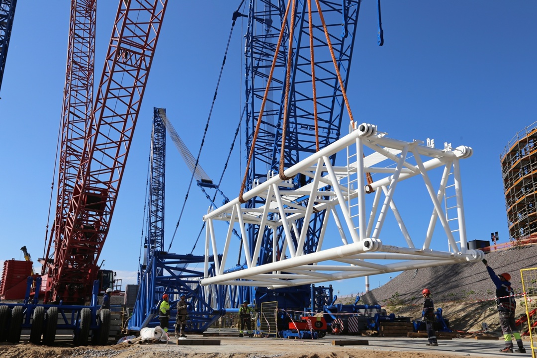 Сборку гигантского гусеничного крана Zoomlion ZCC32000 завершили на площадке строительства новых энергоблоков Ленинградской АЭС-2.