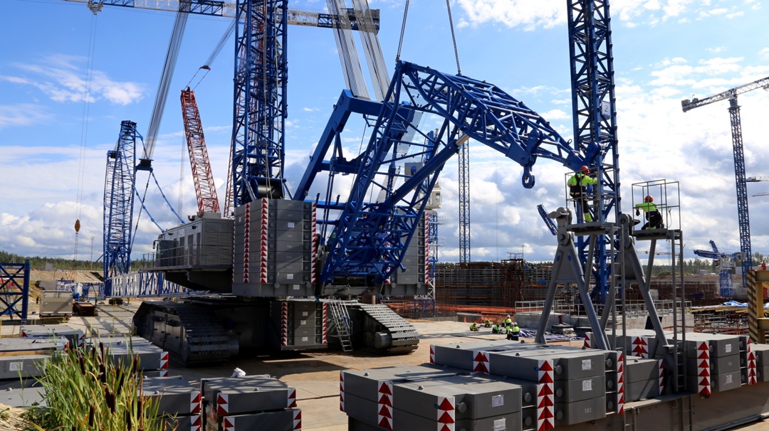 Сборку гигантского гусеничного крана Zoomlion ZCC32000 завершили на площадке строительства новых энергоблоков Ленинградской АЭС-2.