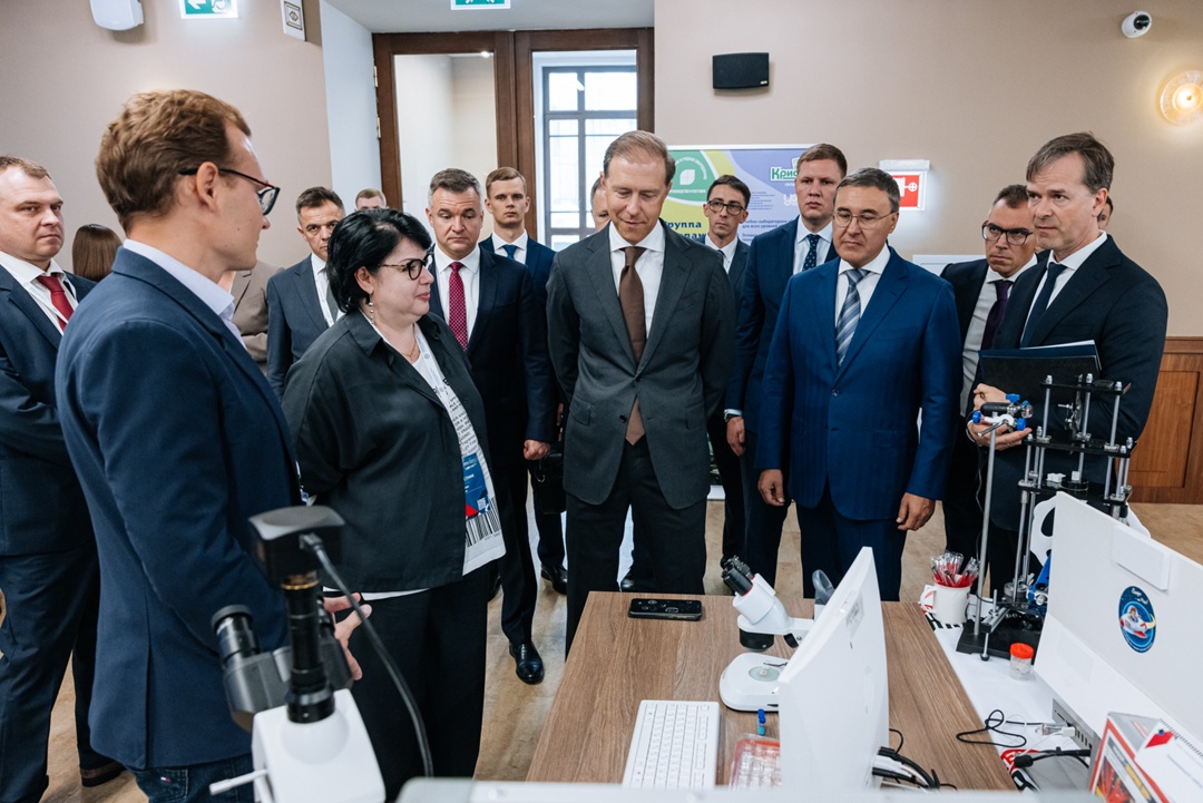 Денис Мантуров посетил МГТУ им. Н.Э.Баумана и принял участие в церемонии запуска российских криостатов сверхнизких температур и облачного доступа к российскому…