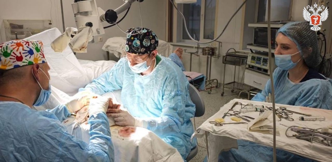 Подмосковные врачи спасли руку молодому человеку, неудачно перелезшему через забор