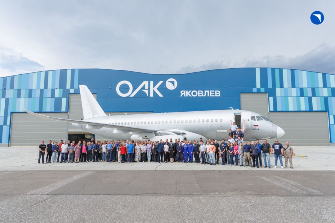 «Серебряный» SJ-100 Почему импортозамещенный «Суперджет», построенный по серийным технологиям, получил такой окрас?