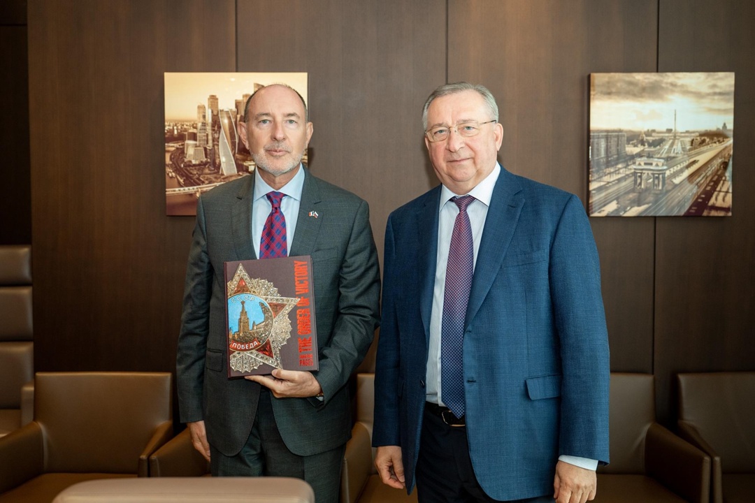 Президент ПАО «Транснефть» Николай Токарев провел встречу с внуком первого президента Пятой Французской республики Пьером де Голлем