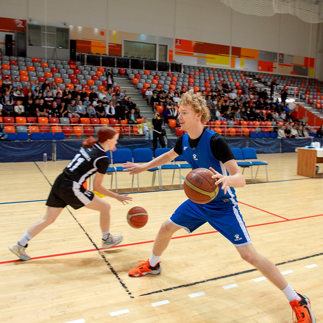 Оказывается, «проблема» может быть увлекательным маршрутом, а «булка» – большой и важной точкой опоры. В скалолазании привычные слова обретают новое значение