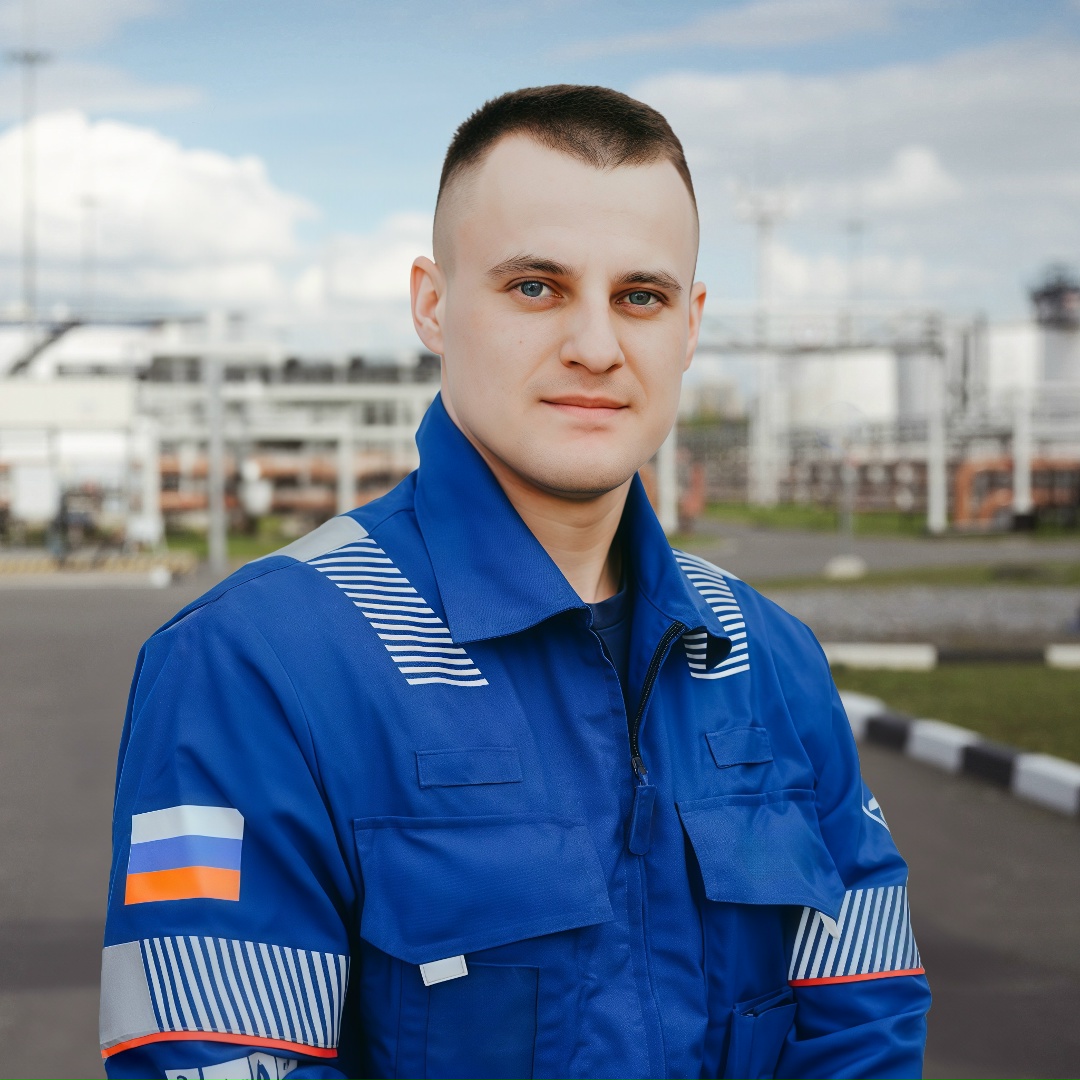 Дмитрий Чалов работает в топливо-заправочном комплексе «Газпром нефти» в Перми и проверяет качество авиакеросина перед заправкой в самолет.