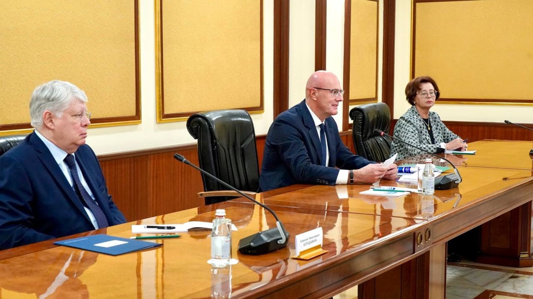 Дмитрий Чернышенко провел рабочую встречу с премьер-министром Республики Казахстан Олжасом Бектеновым в Астане