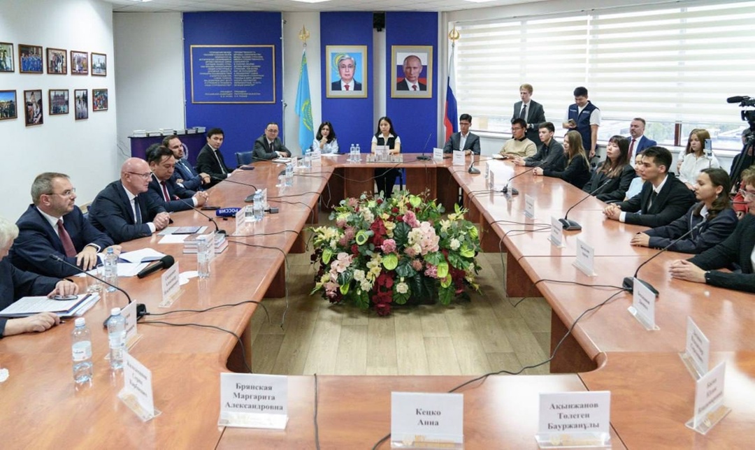 Дмитрий Чернышенко встретился с преподавателями и студентами филиалов МГУ и МГИМО в Казахстане, а также оценил инфраструктуру.