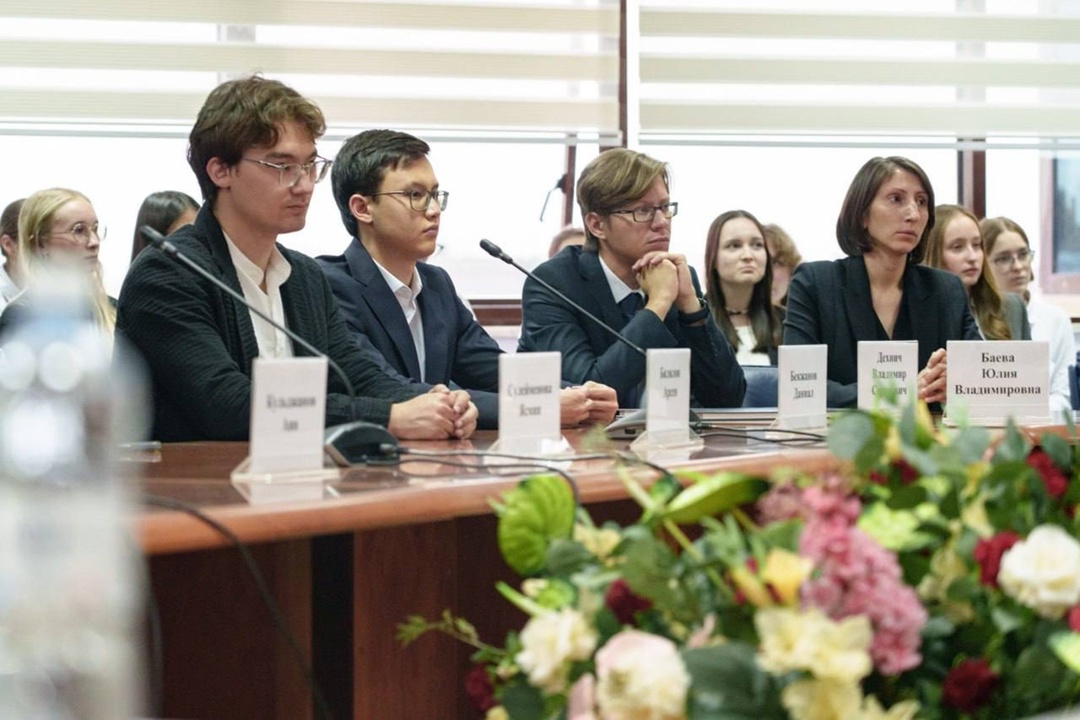 Дмитрий Чернышенко встретился с преподавателями и студентами филиалов МГУ и МГИМО в Казахстане, а также оценил инфраструктуру.