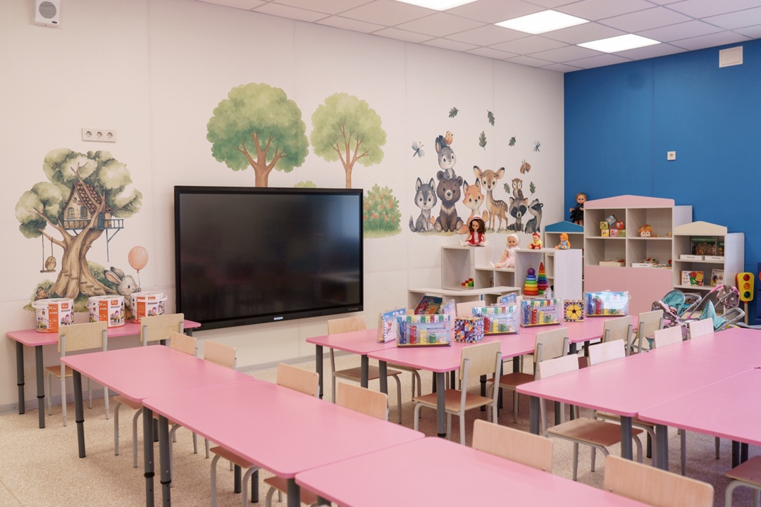 Сергей Кравцов посетил обновленные детский сад и школу в Севастополе.