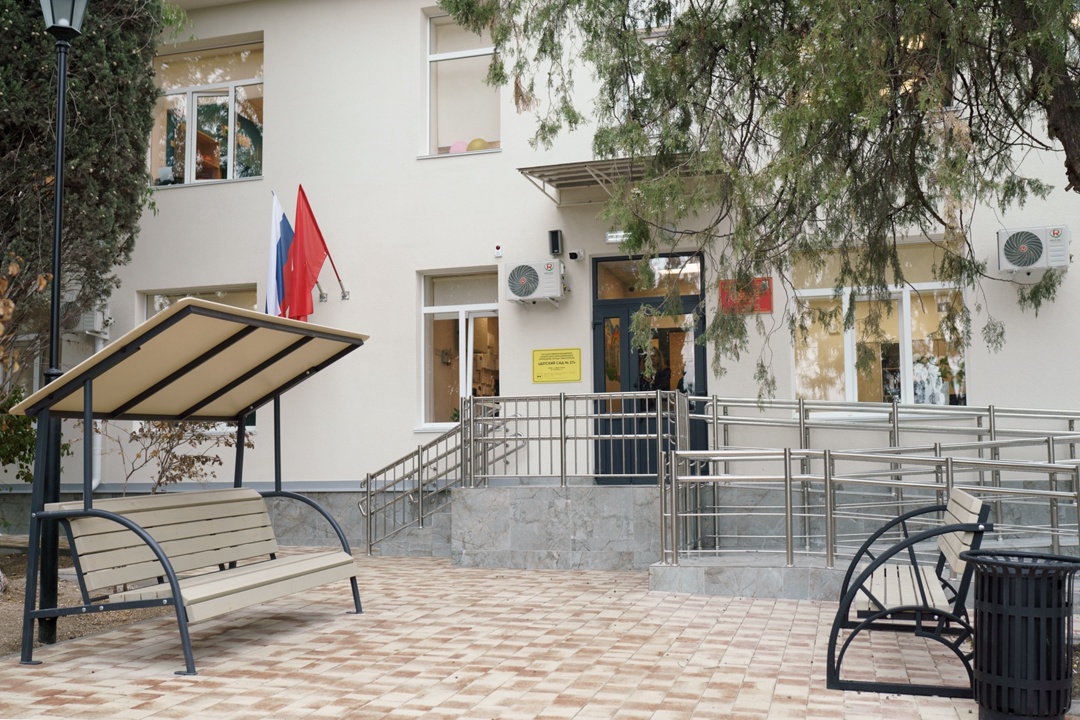 Сергей Кравцов посетил обновленные детский сад и школу в Севастополе.