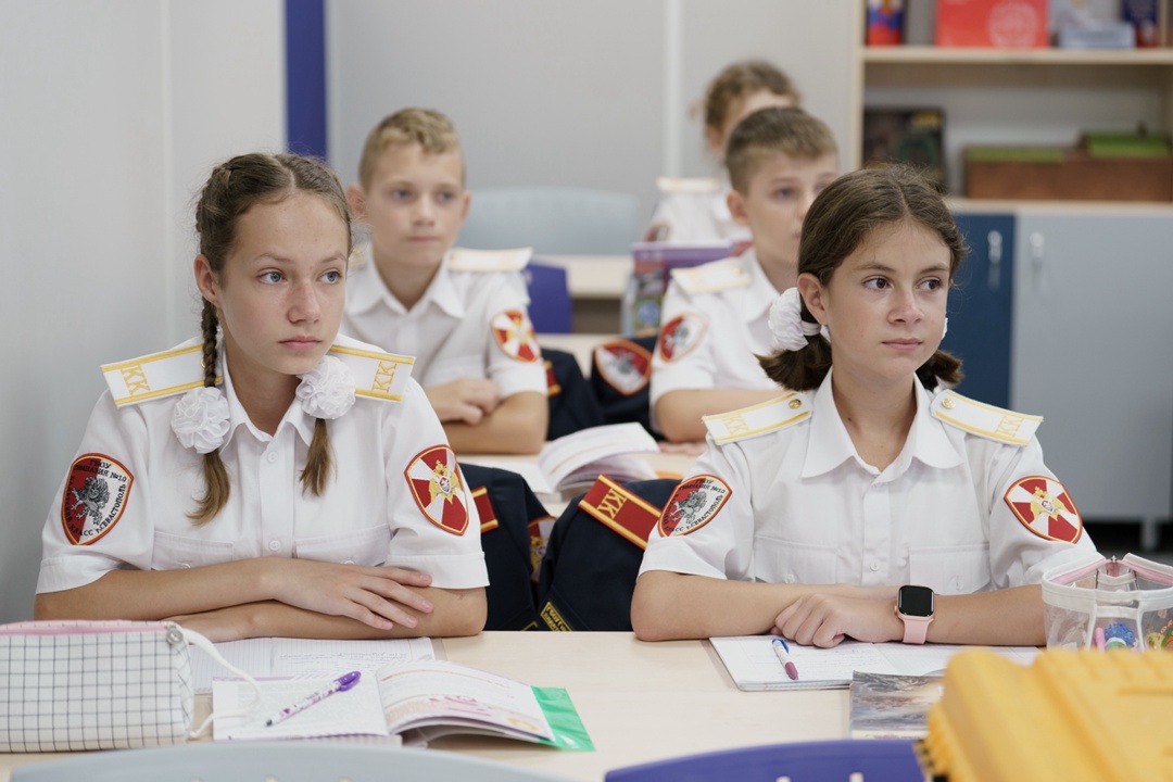 Сергей Кравцов посетил обновленные детский сад и школу в Севастополе.