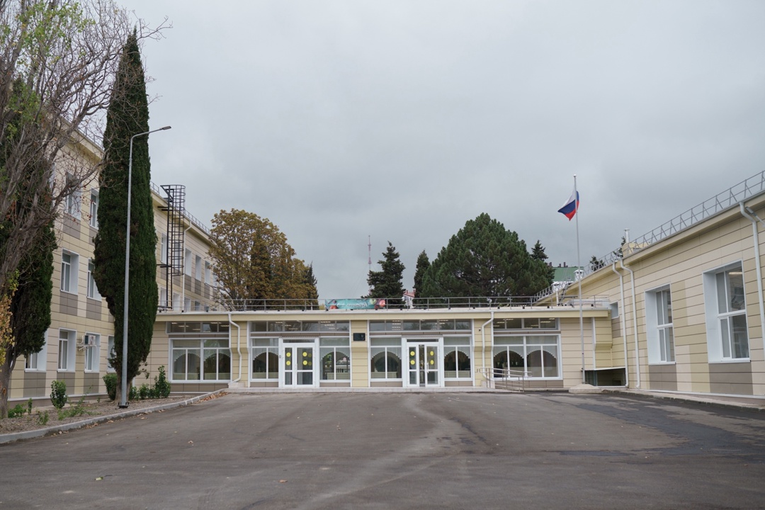 Сергей Кравцов посетил обновленные детский сад и школу в Севастополе.