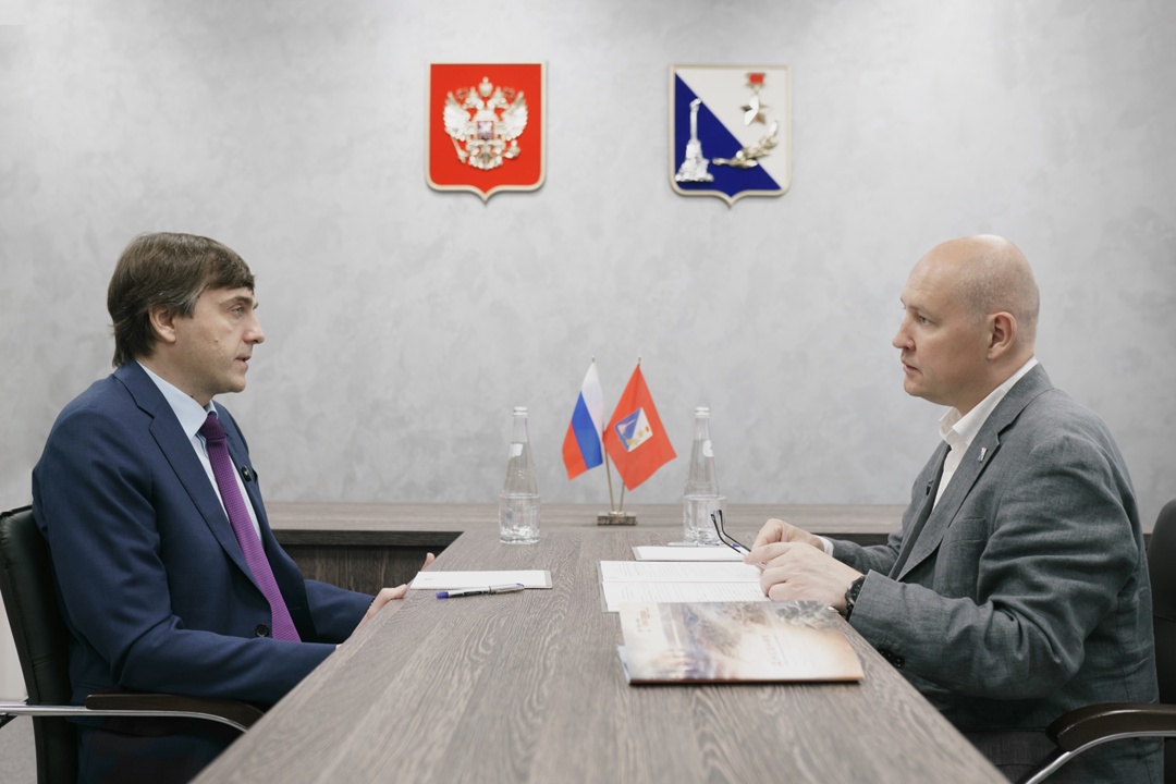 Сергей Кравцов посетил обновленные детский сад и школу в Севастополе.