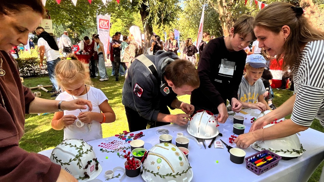 #ТриЧетыре на отлично Тематическая площадка ЛУКОЙЛа — на одном из самых масштабных молодёжных фестивалей на юге страны.