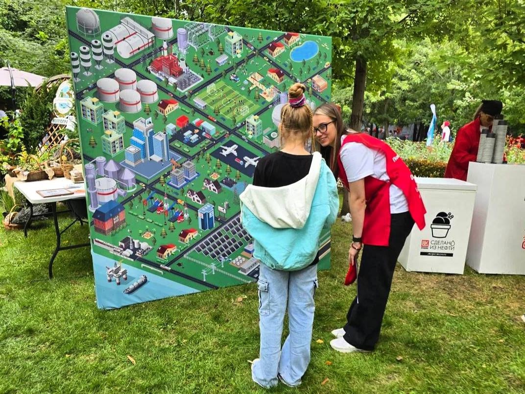 #ТриЧетыре на отлично Тематическая площадка ЛУКОЙЛа — на одном из самых масштабных молодёжных фестивалей на юге страны.