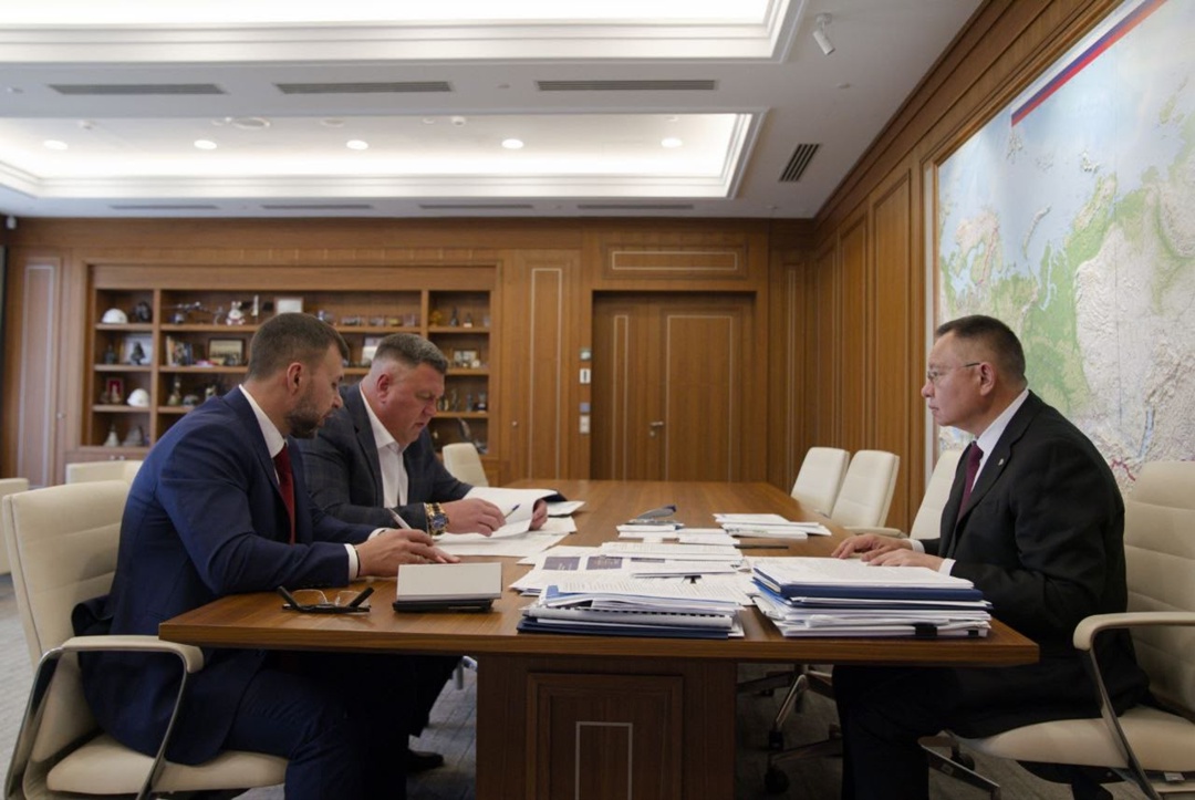 Министр строительства и ЖКХ РФ Ирек Файзуллин провел рабочую встречу c Главой Донецкой Народной Республики Денисом Пушилиным