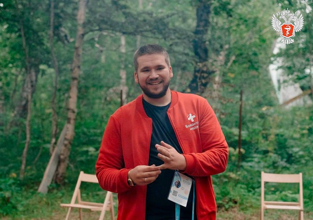 Волонтер‑медик из Камчатки оказал первую помощь на борту самолета девочке с эпилепсией