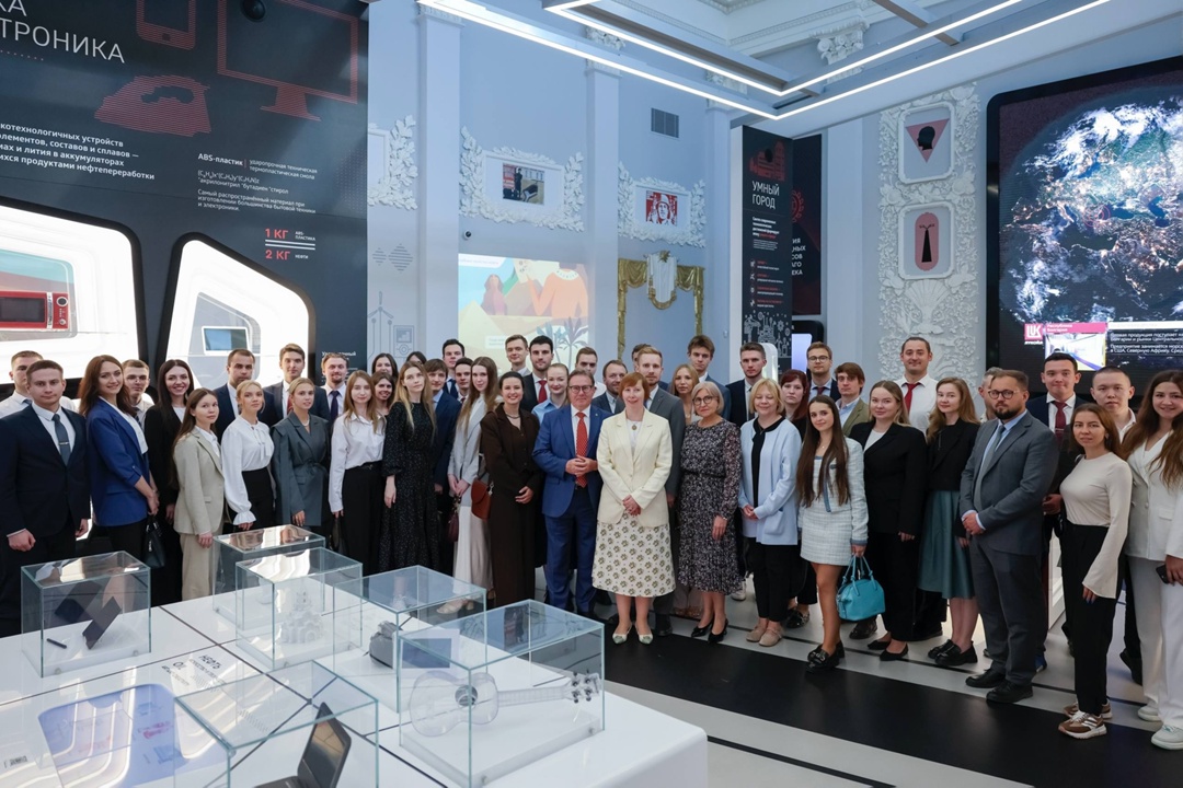 От Малого — Великим В Павильоне «Нефть» на ВДНХ для молодых специалистов ЛУКОЙЛа состоялся премьерный показ фильма киностудии Малого театра «Услышат ли нас?».