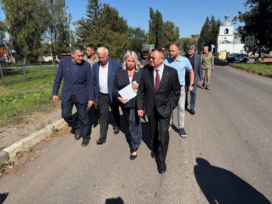 Глава Минстроя России Ирек Файзуллин в ходе рабочего визита в Курскую область совместно с врио губернатора Александром Хинштейном осмотрел объекты первой…